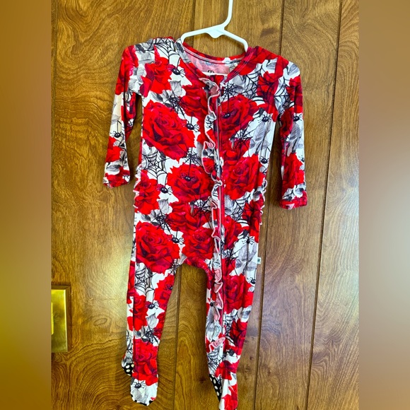 Love the spiders and roses! Good year round. - Picture 3 of 3